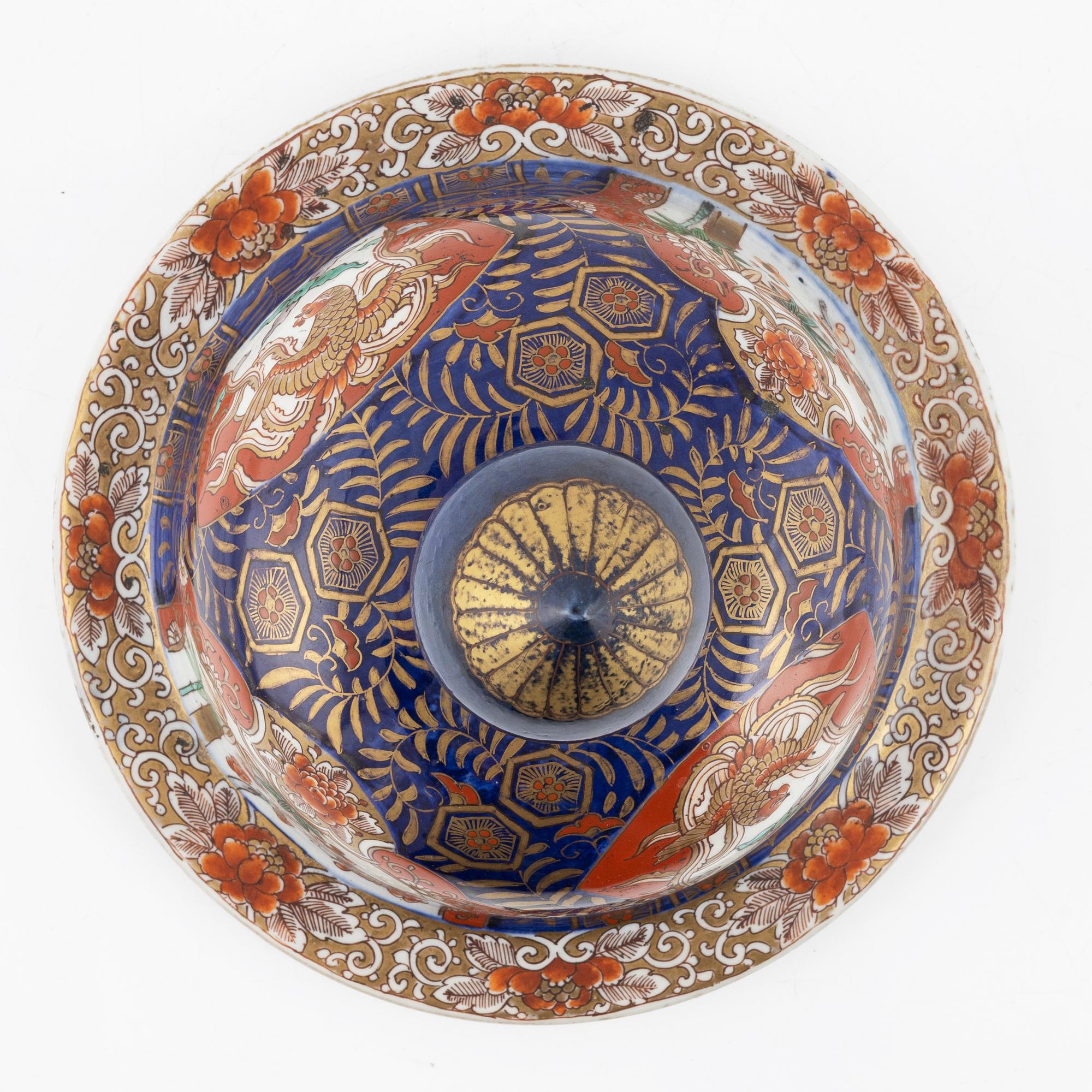 A Japanese imari porcelain urn with cover, 20th century.