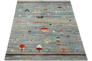 A kilim rug, c. 197 x 150 cm.