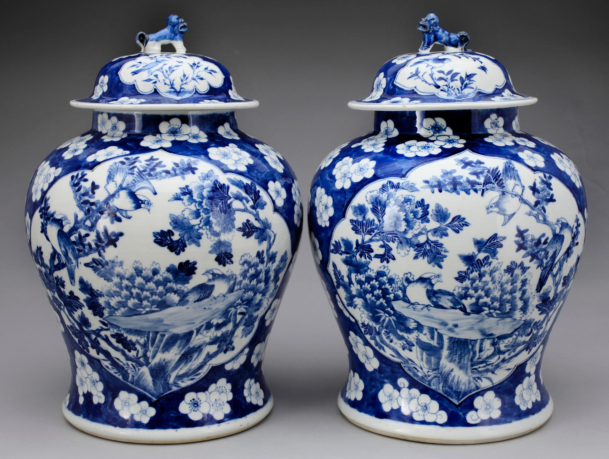 URNOR med LOCK, porslin. Qing dynastin, omkring 1900.