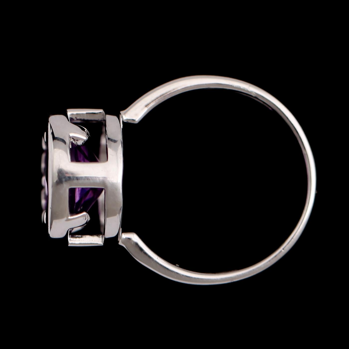 RING, rhodinerat silver, ametist 2.36 ct. Total vikt ca 4 g.