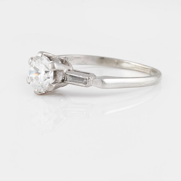 RING, 18K vitguld med äldre briljantslipad diamant 0.82 ct samt 2 baguetteslipade diamanter. Vikt 2,6 gram.