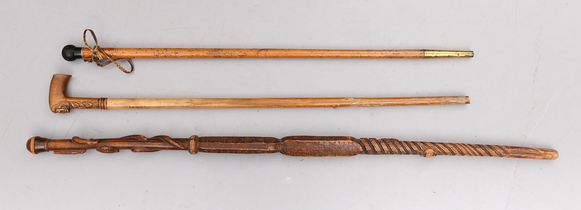 VANDRINGSSTAV OCH TVÅ KÄPPAR, trä, 1800-tal.