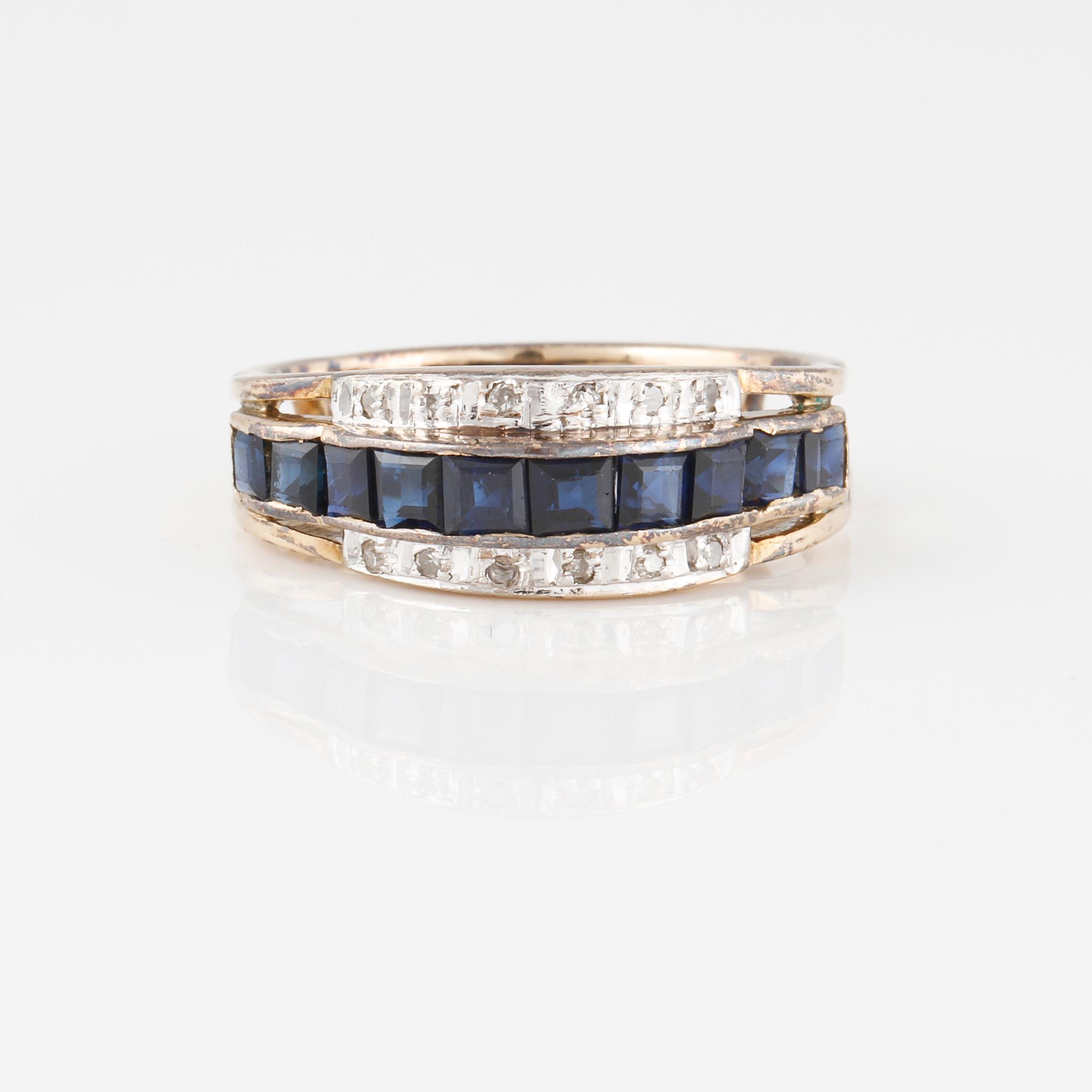 RING, med fasettslipade blå safirer samt åttkantslipade diamanter.