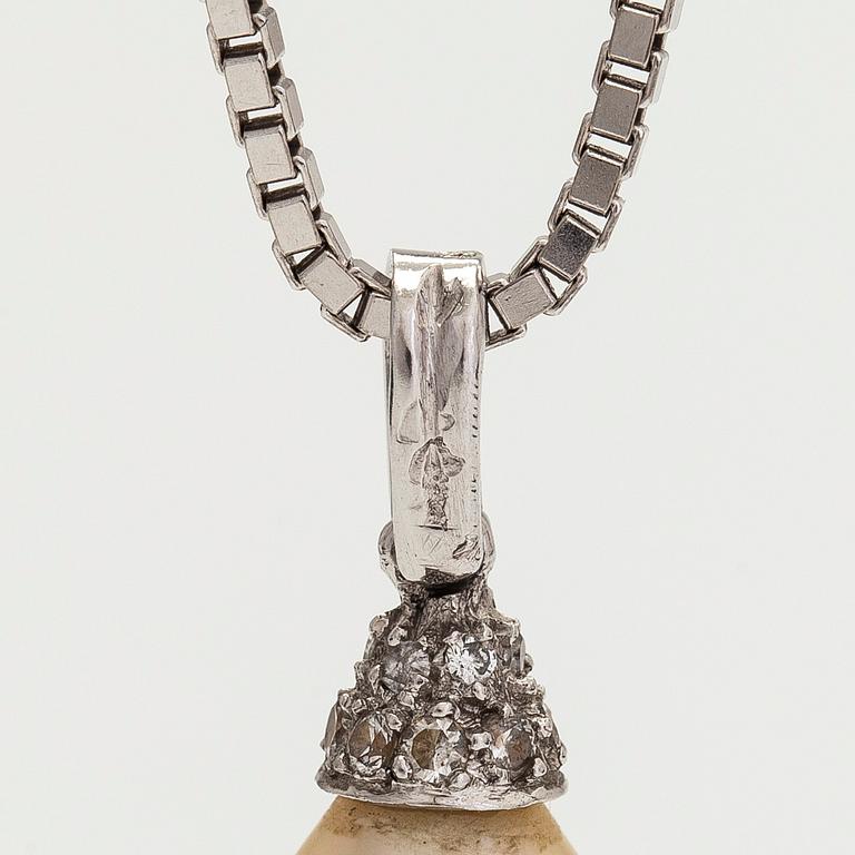Halsband, 18K vitguld, hänge i platina med odlad pärla och diamanter.