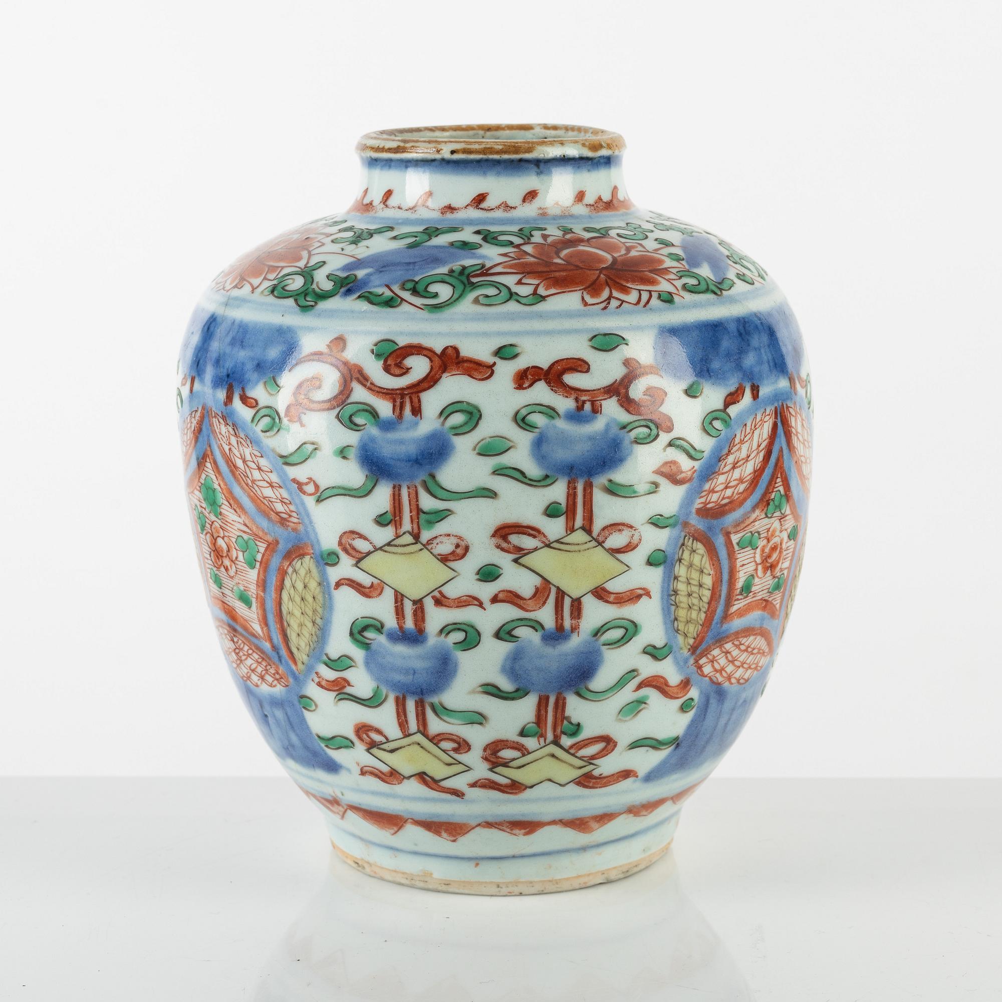 A Chinese wucai porcelain jar, 17th century.