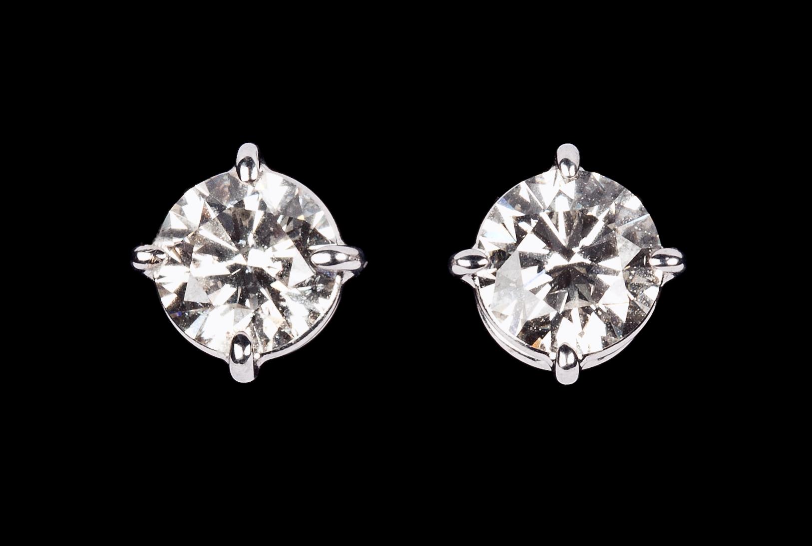 ÖRHÄNGEN, vardera briljantslipad diamant, 0.71 ct/st.