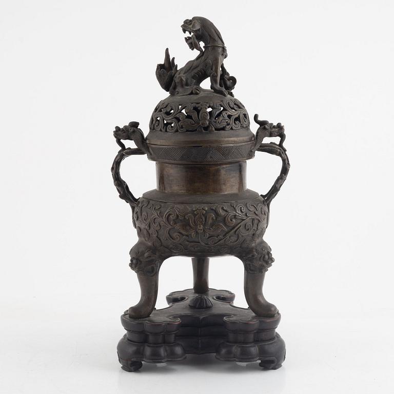 A tripod bronze censer with cover, Qing dynasty, 19th century.