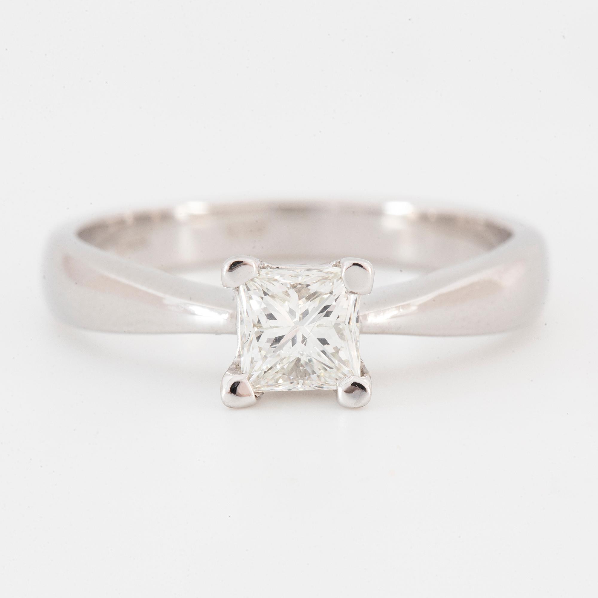 Princess-cut 0,70 ct diamond ring. GIA- report.