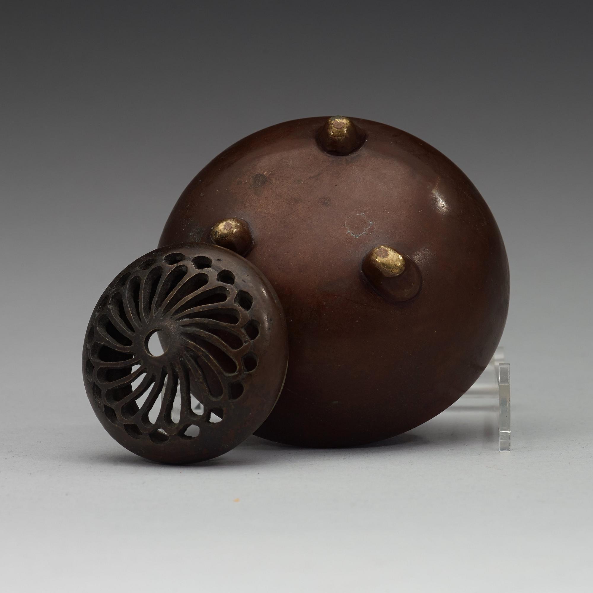 A bronze censer with cover, late Qing dynasty, circa 1900.