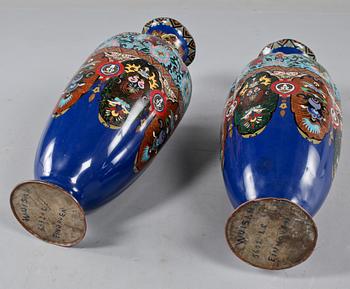 VASER, ett par, cloisonné, omkring sekelskiftet 1900.