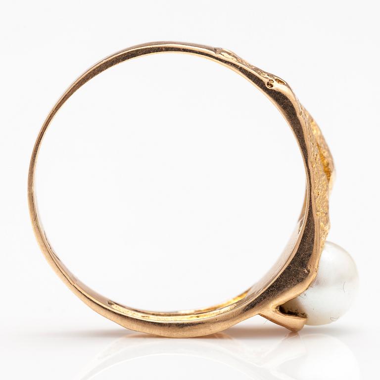 BJÖRN WECKSTRÖM, A 14K gold ring "Lapp spring" with a cultured pearl. Lapponia.