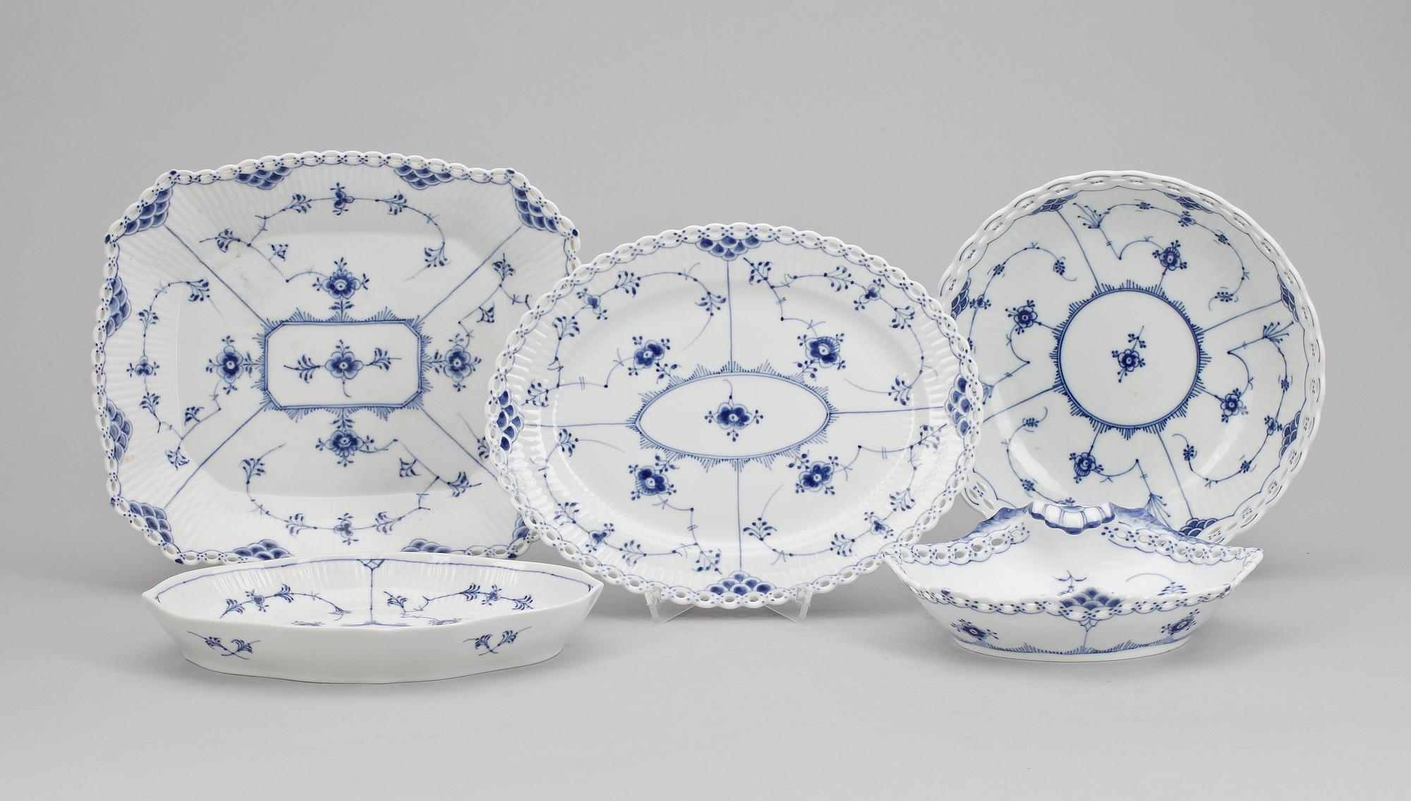 KAFFE- OCH TESERVISDELAR, 46 st, "Musslemalet", Royal Copenhagen resp Bing & Gröndahl.