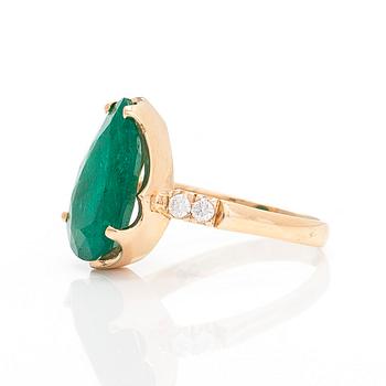 Ring in 18K gold, with a pear-cut emerald and diamonds. With IGI certificate.