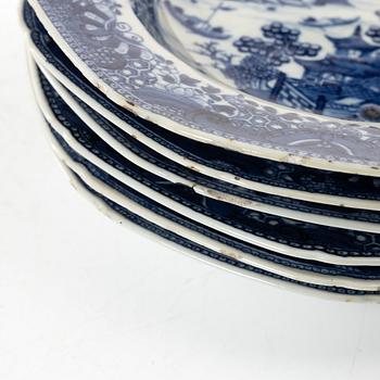 Service pieces 8 pcs, roasting dish 1 pc and 7 pcs plates, Qianlong (1736-95).