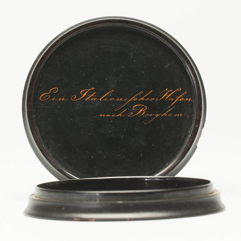 LACKDOSA, Papier Maché, Stobwasser, signerad 11/24 Stobwassers fabrik. 1800-talets första del.