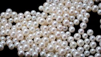 PÄRLOR, delvis borrade. Vikt ca 150 g.