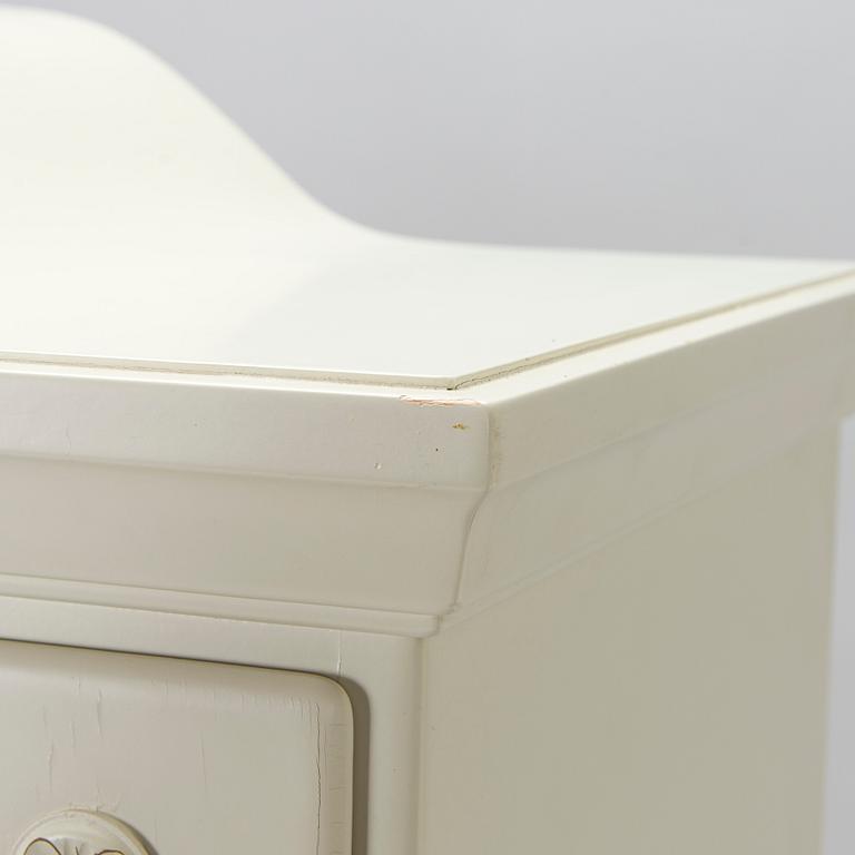 Matsalsskåp, gustaviansk stil, 1900-talets andra hälft.