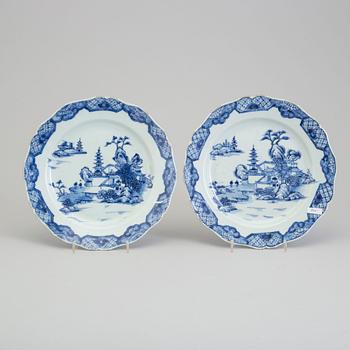 A pair of blue and white export porcelain plates, Qing dynasty, Qianlong (1736-95).