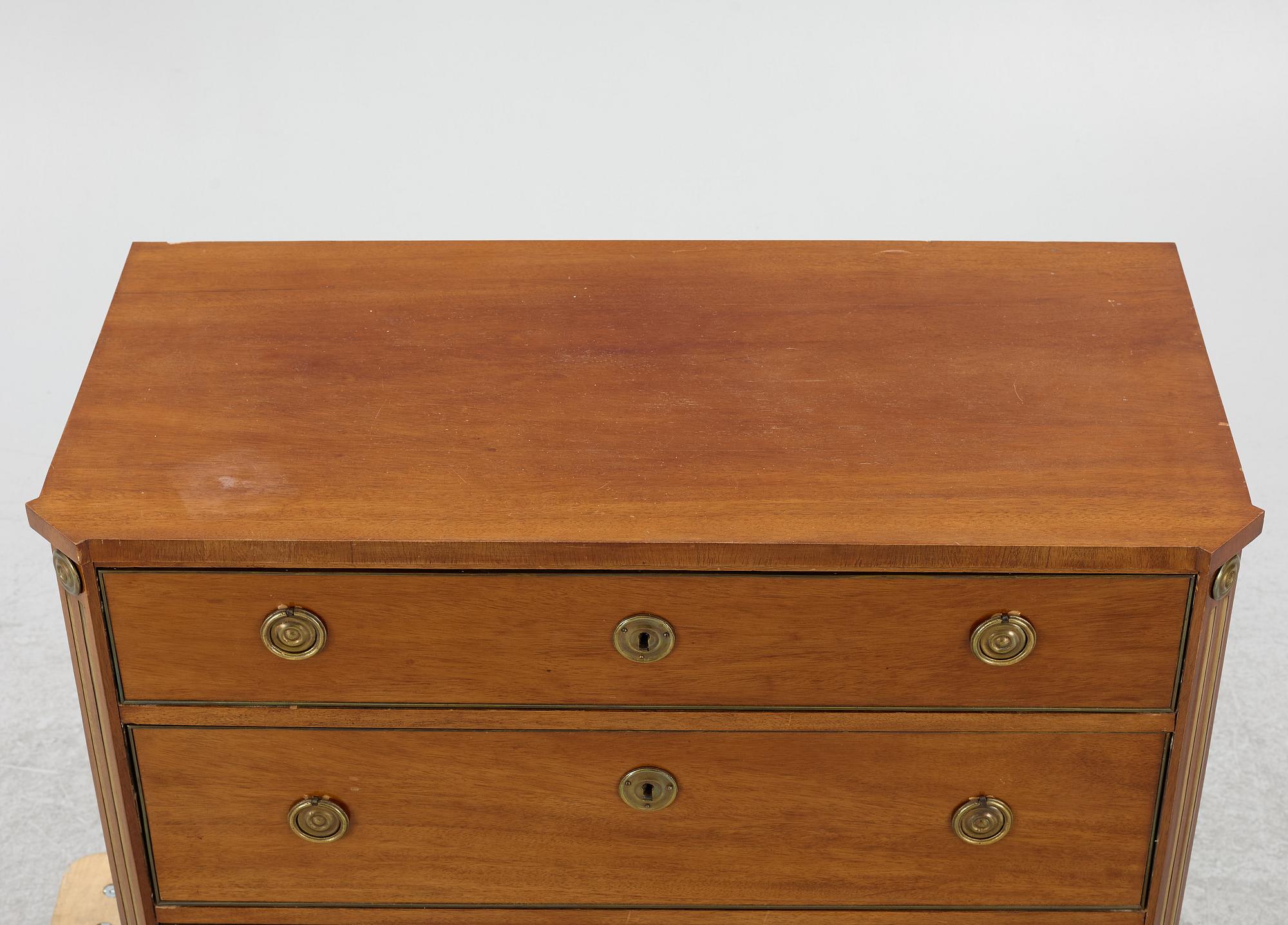 Byrå, gustaviansk stil, omkring 1900.