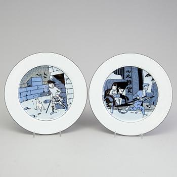 A set of 6 dinnerplates and two small plates and a serving tray depicting Tintin, Axis, France.