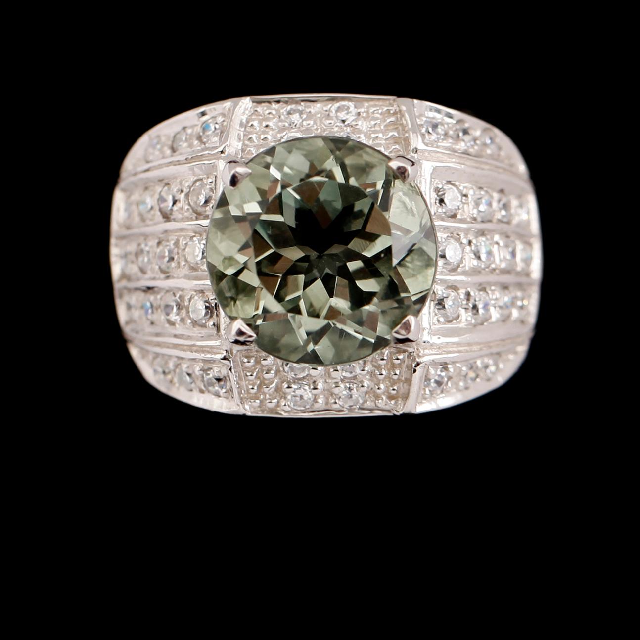 RING, rhodinerat silver, vita safirer samt grön sten.