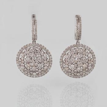 ÖRHÄNGEN, 18K vitguld med 258 briljantslipade diamanter 3.42 ct. Vikt 9,9 gram.