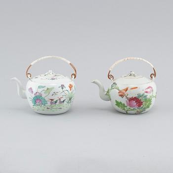 Two Chinese porcelain tea pots, around the year 1900.