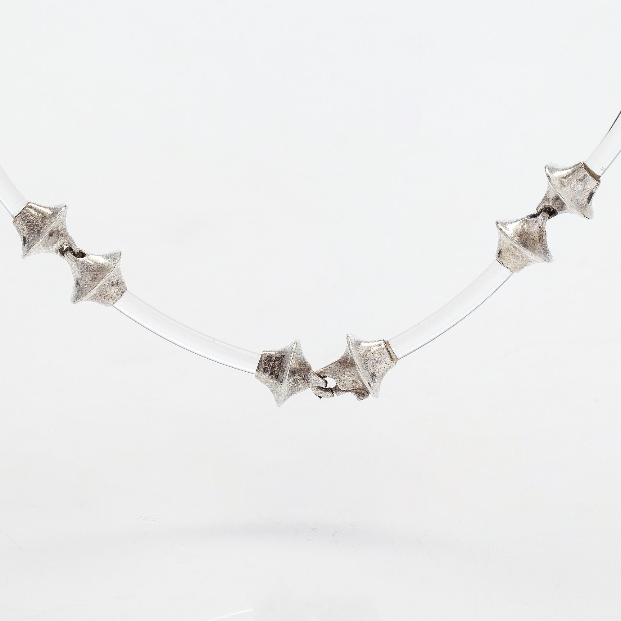 Björn Weckström, kaulakoru, "Destinina", hopeaa, akryylia.