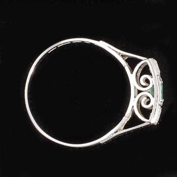 RING, 18k vitguld med briljantslipade diamanter tot ca0,15ct enl gravyr samt smaragd. Vikt 3,5g.
