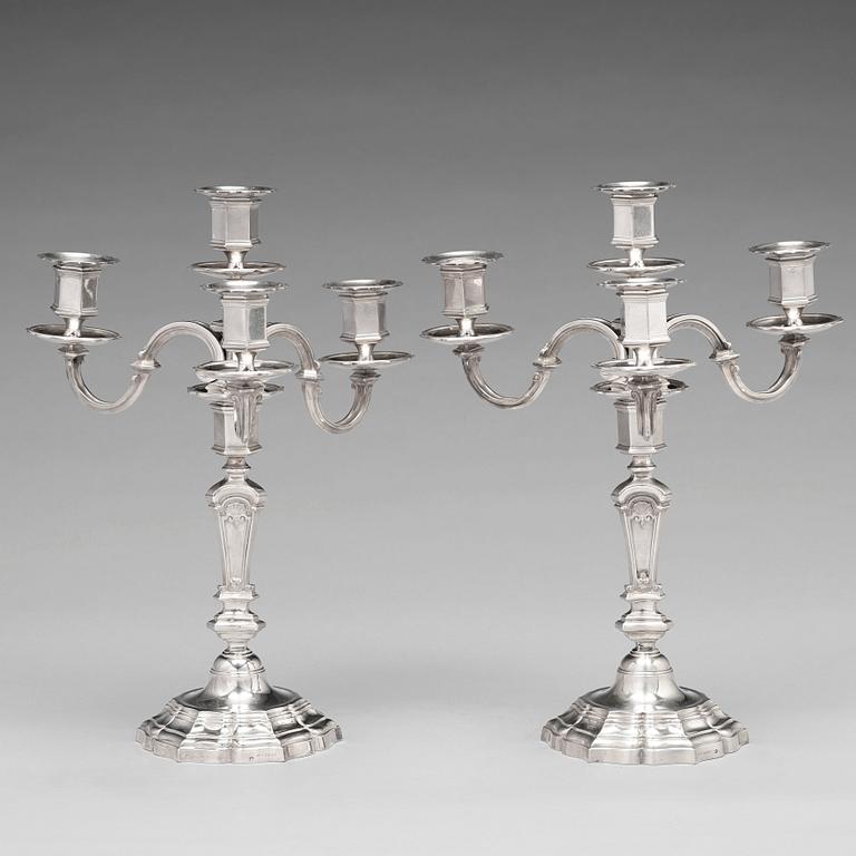 Mon Odiot, kandelabrar för fyra ljus, ett par, silver 950/1000, Paris 1900-tal. Senbarock-stil.