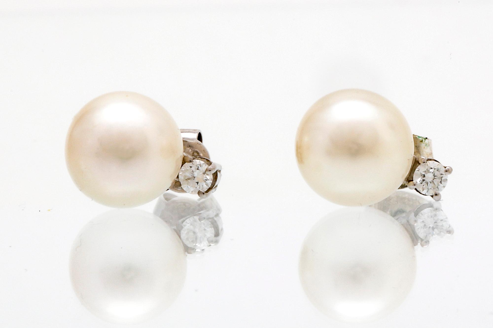 Earrings 18K whitegold 2 cultured pearls approx 10 mm and 2 brilliant-cut diamonds approx 0,15 ct.