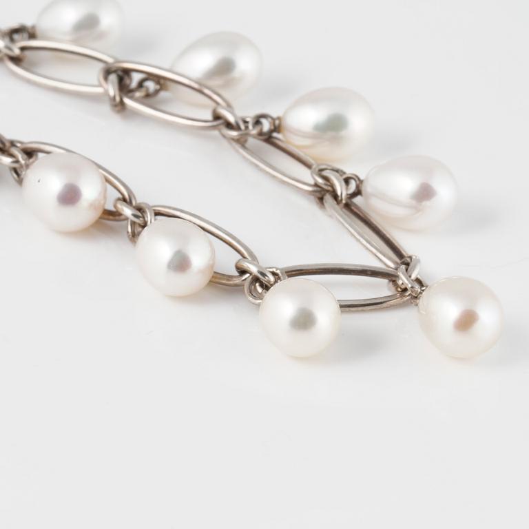 ARMBAND, Elsa Peretti för Tiffany & Co, sterlingsilver med odlade pärlor. Vikt 15,4 gram.