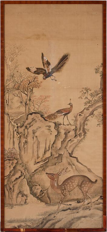 MÅLNING, sen Qing dynastin (1644-1912). Klipplandskap med påfåglar och hjort.