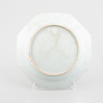 A Chinese famille rose porcelain octagonal crested charger, Qianlong (1736-95), Qing dynasty.