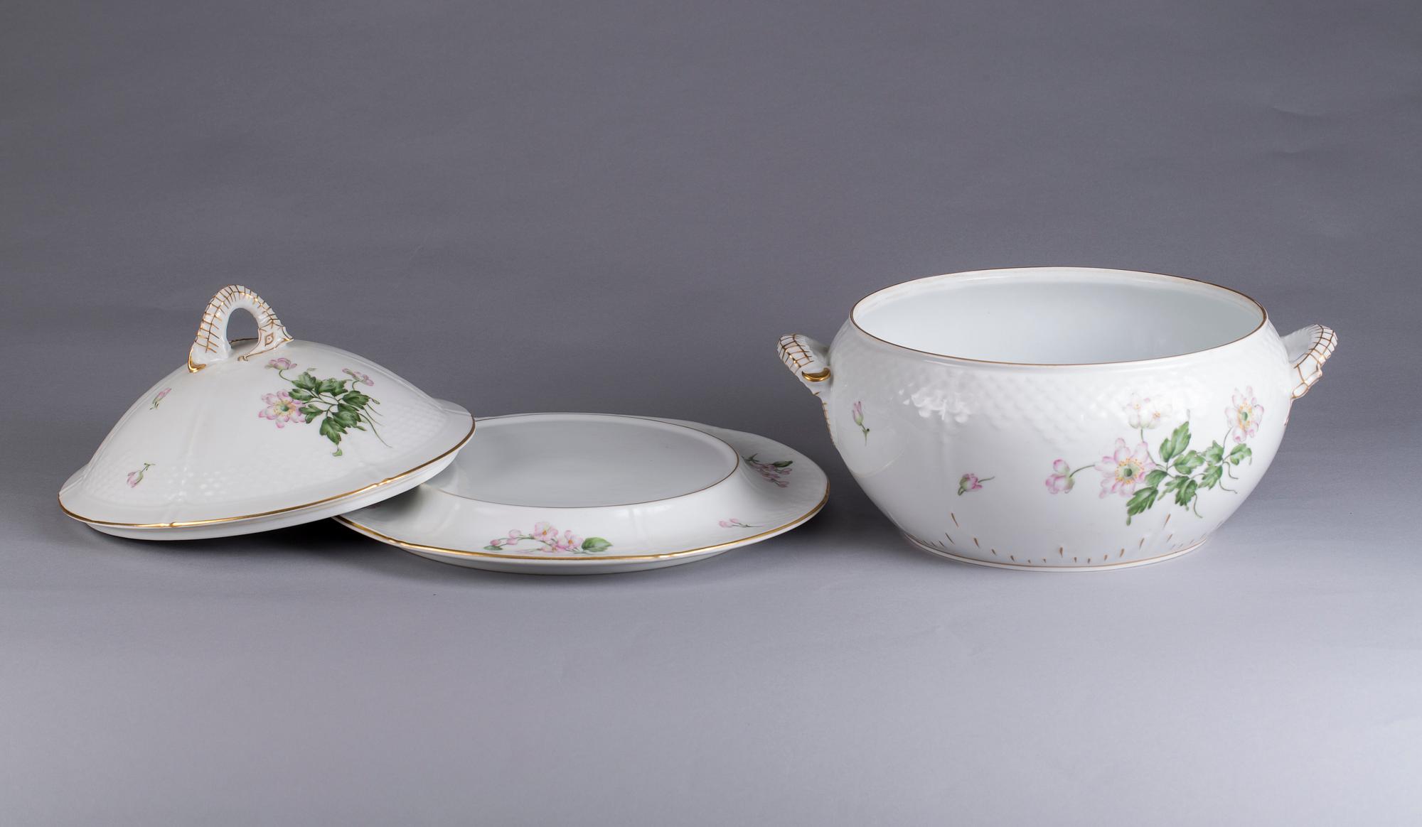 SOPPTERRIN PÅ FAT, porslin, Bing & Gröndahl.