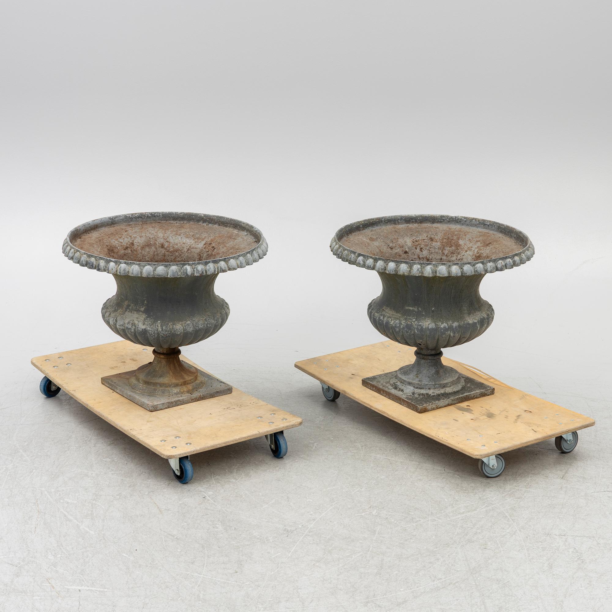 Garden urns, a pair, 20th century.