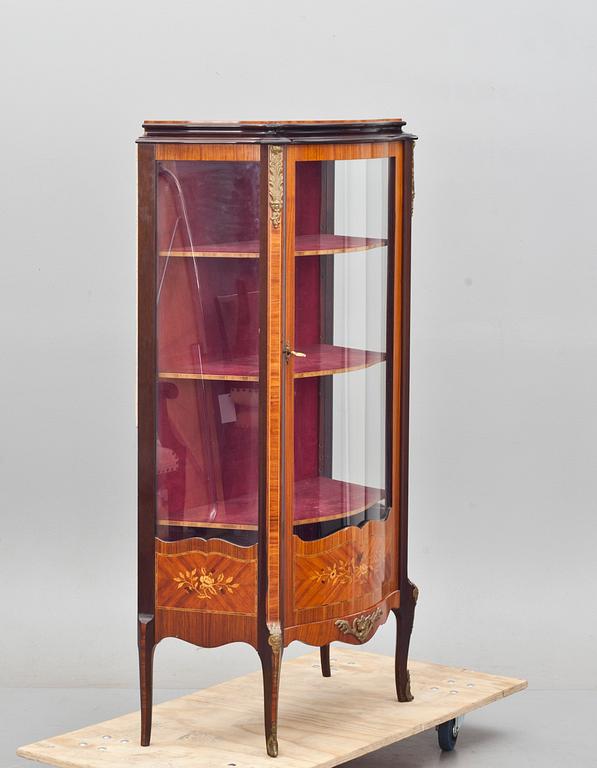 VITRINSKÅP, Louis XVI-stil, 1900-talets mitt.