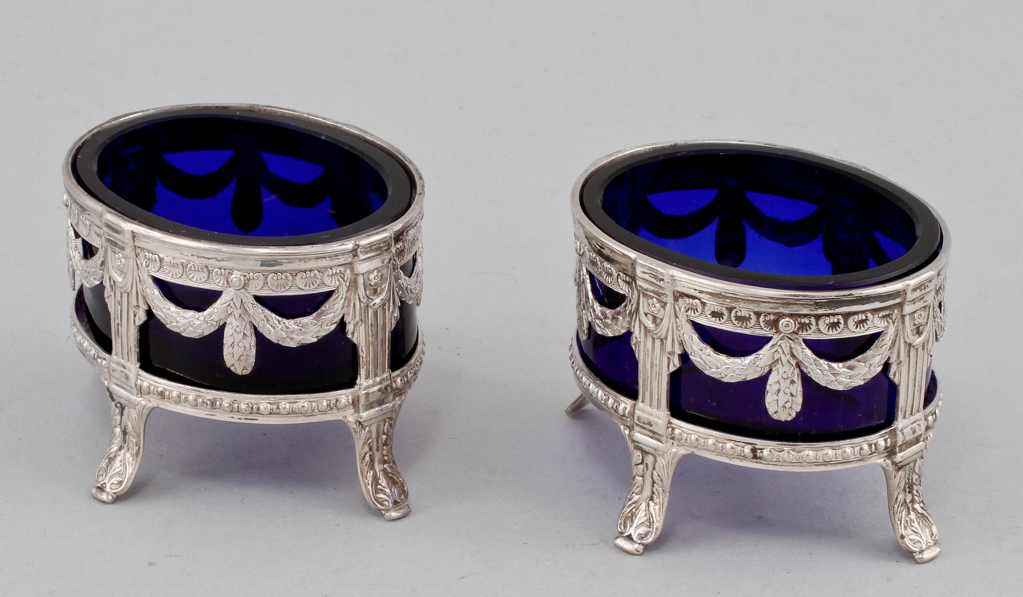 SALTKAR, ett par, silver med blå glasinsatser, Möllenborg, Stockholm, 1911. Silvervikt 90 g.