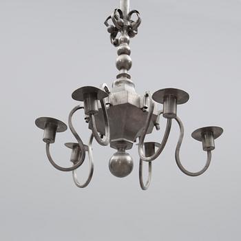 TAKLAMPA, tenn, 1900-talets första hälft. Höjd ca 62 cm.