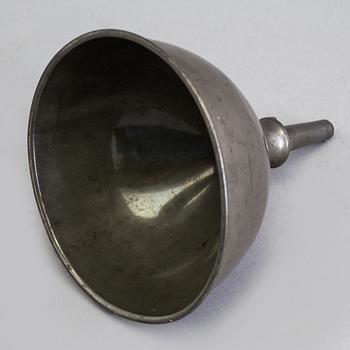 A 19TH CENTURY PEWTER WINE FUNNEL.