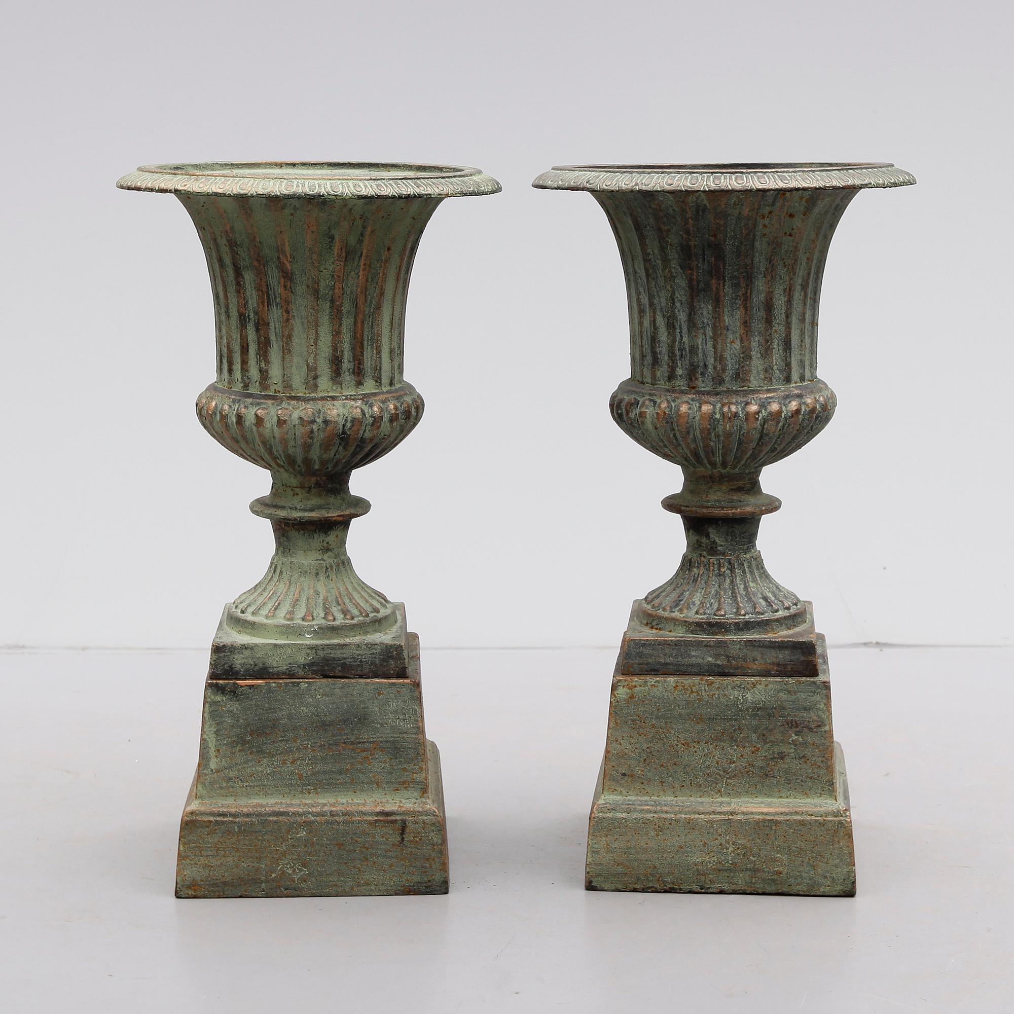 TRÄDGÅRDSURNOR, ett par, gjutjärn, samtida.