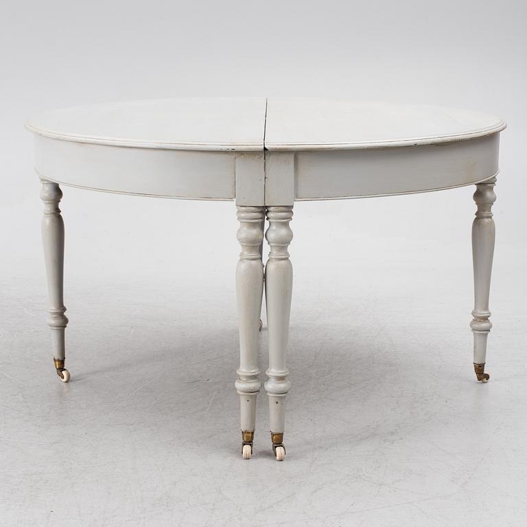 A late 19th century dining table.