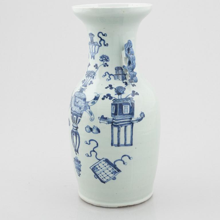 A porcelain vase, China, Qing dynasty, late 19th century.