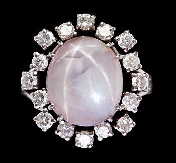 862. A purplish-pink star sapphire and brilliant cut diamond ring, tot. app. 1.30 cts.