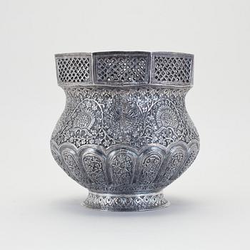 SKÅL / YTTERFODER, silver, Indien, 1900-tal. Vikt 880 g.