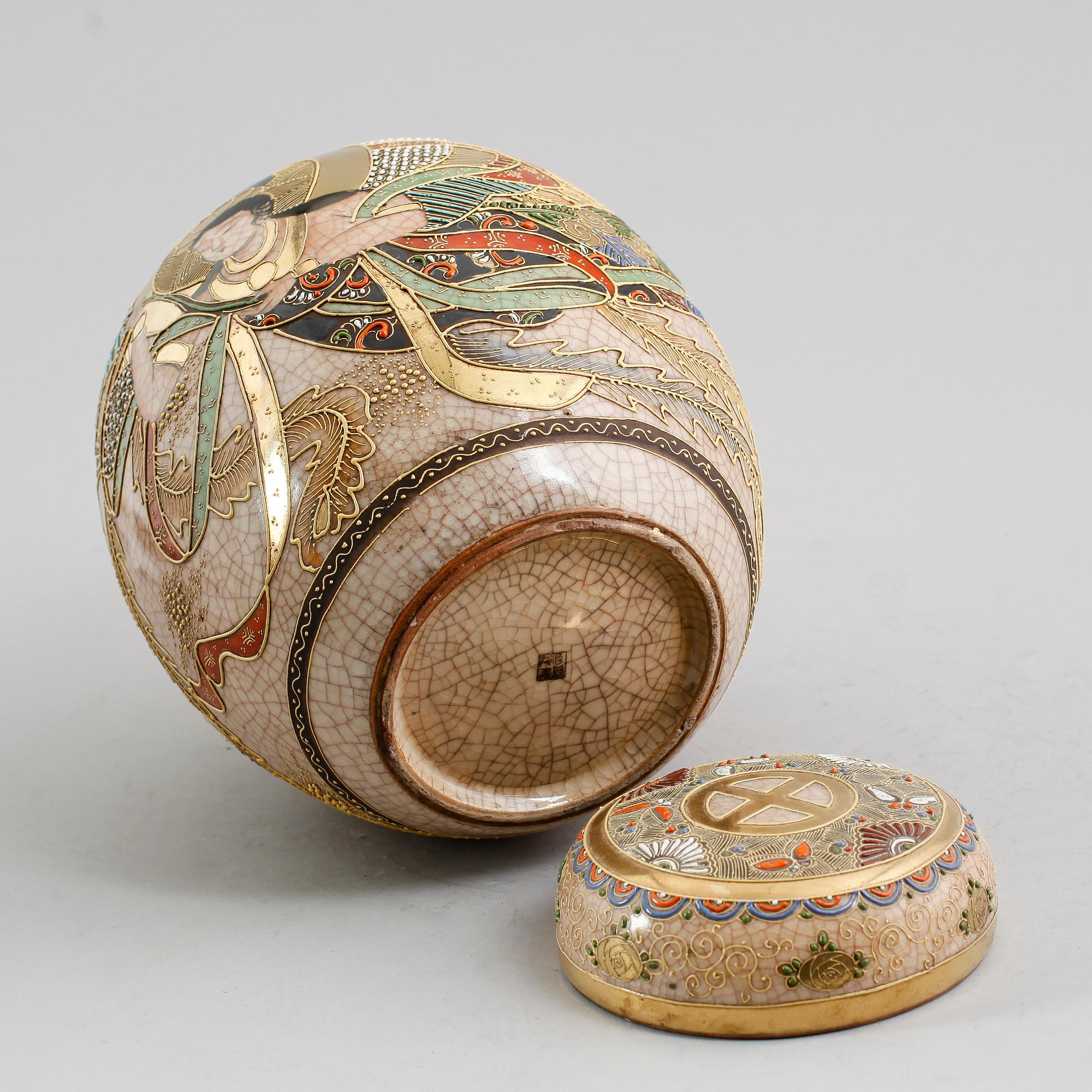 BOJAN, porslin, Satsuma, Japan, 1900-talets första hälft.
