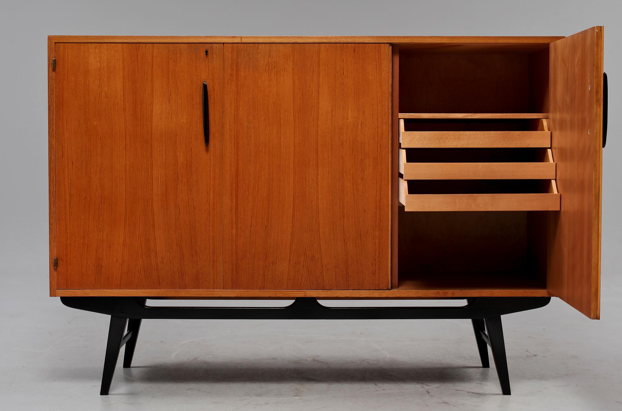 SIDEBOARD, 1900-talets mitt.