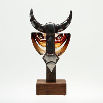 MATS JONASSON, skulptur, glas och metall, "Taurus", Målerås glasbruk, sign o numr 47/99.