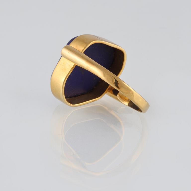 RING, 14K guld med trumlad lapis lazuli. Vikt 8,4 gram.