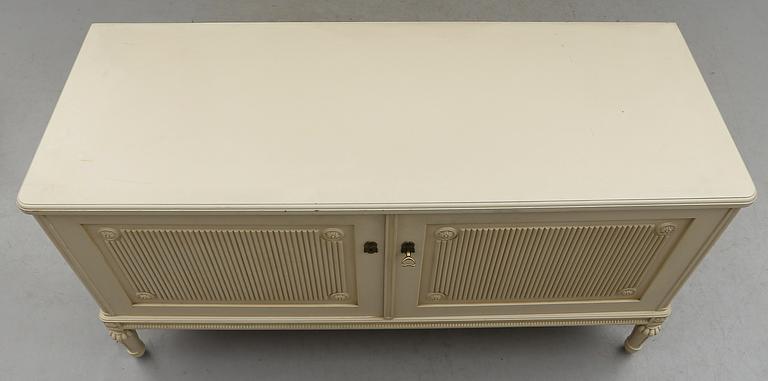 SIDEBOARD, gustaviansk stil, 1900-talets andra hälft.